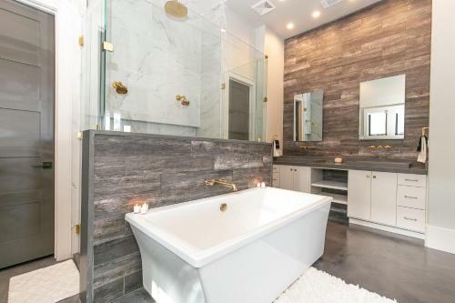 Wake & Roll - Loma Linda Luxury Lakeside Getaway