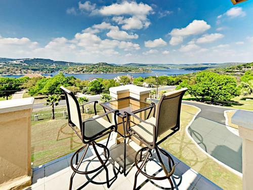 New Listing! Luxurious Estate With Lakeside Views! Home