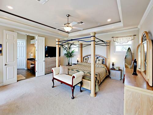 New Listing! Luxurious Estate With Lakeside Views! Home