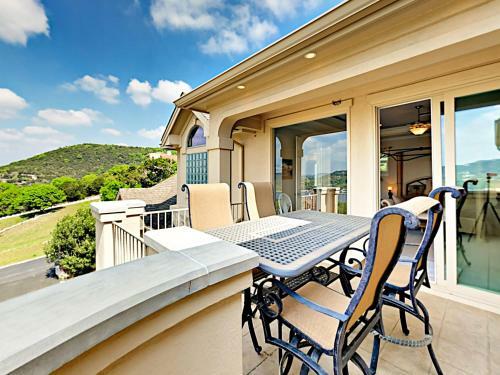 New Listing! Luxurious Estate With Lakeside Views! Home