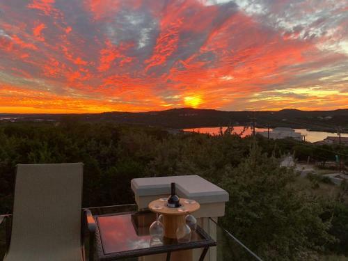 New Listing! Luxurious Estate With Lakeside Views! Home