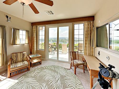 New Listing! Luxurious Estate With Lakeside Views! Home