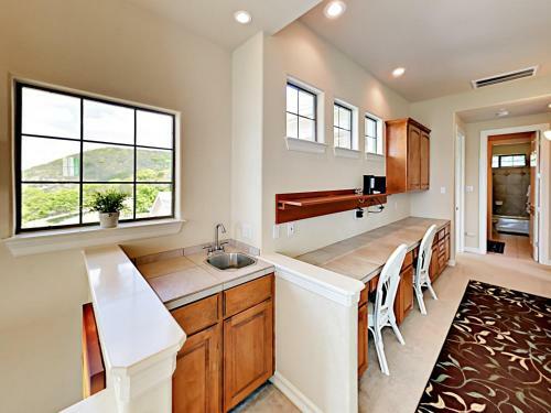 New Listing! Luxurious Estate With Lakeside Views! Home