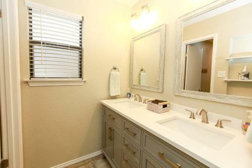 Splash Time! 4br Lake Lbj Waterfront W/ Boat Dock