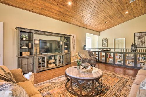Guadalupe River Haus With Boat Slip And Water Views!