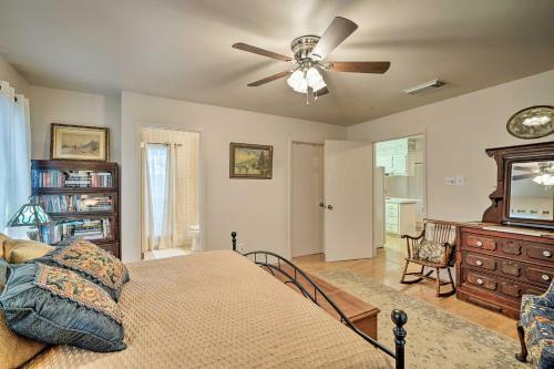 Riverfront House With Deck, 7 Mi To San Marcos!