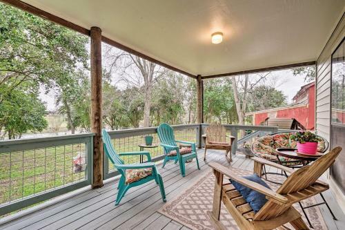 Riverfront House With Deck, 7 Mi To San Marcos!