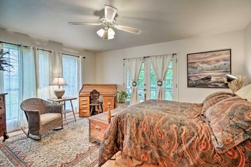 Riverfront House With Deck, 7 Mi To San Marcos!