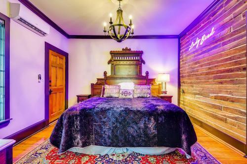 Downtown Marble Falls Boutique House