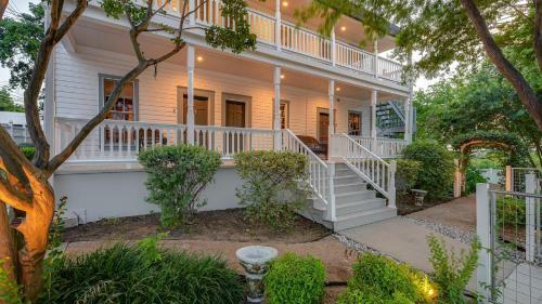 Downtown Marble Falls Boutique House