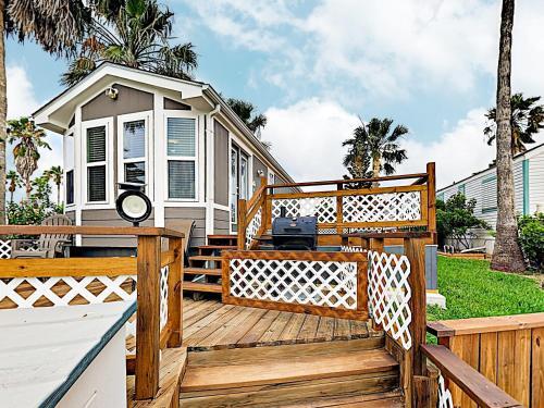 New Listing! Waterfront Home On Channel With 2 Pools Cottage