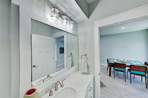 Apartamento Walk To Beach! Modern Getaway With New Full Kitchen Apts
