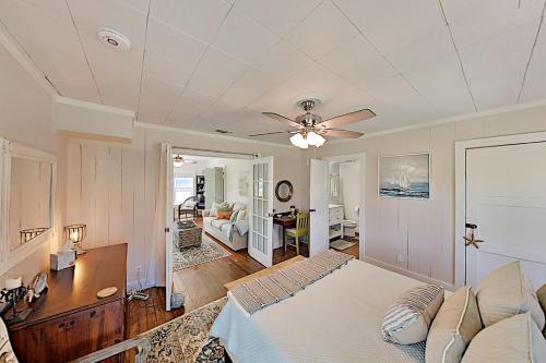 Charming Downtown Getaway With Spacious Interior Home