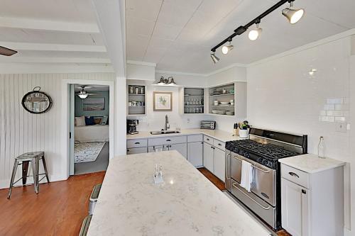 Charming Downtown Getaway With Spacious Interior Home