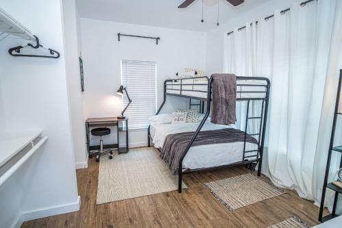 Huge Remodeled 5br 4ba House Sleeps 20 Downtown