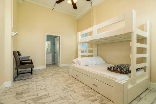 Large-group Beach Retreat On Galveston Bay!