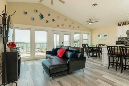 Large-group Beach Retreat On Galveston Bay!