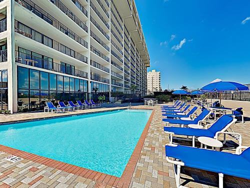 Apartamento New Listing! Classic Beachfront Condo With Balcony Condo