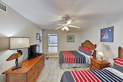 Apartamento New Listing! Classic Beachfront Condo With Balcony Condo