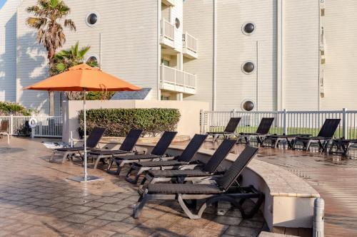 Enjoy A Perfect Beachview From Large Balcony! Spacious Beachfront Condo