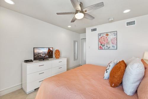 Enjoy A Perfect Beachview From Large Balcony! Spacious Beachfront Condo