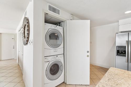 Enjoy A Perfect Beachview From Large Balcony! Spacious Beachfront Condo