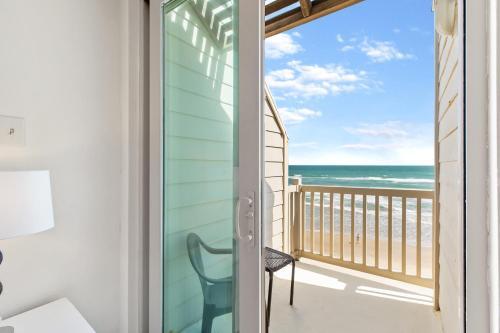 Enjoy A Perfect Beachview From Large Balcony! Spacious Beachfront Condo