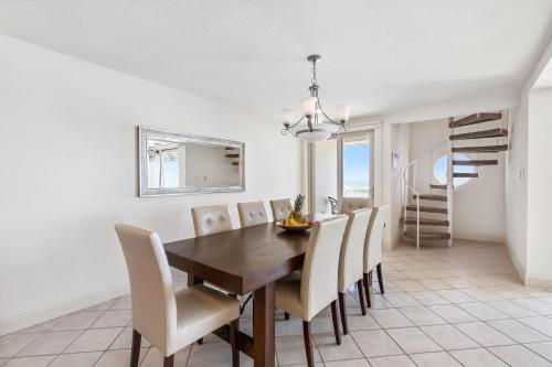 Enjoy A Perfect Beachview From Large Balcony! Spacious Beachfront Condo