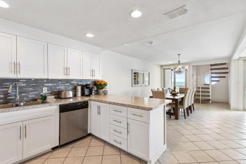 Enjoy A Perfect Beachview From Large Balcony! Spacious Beachfront Condo