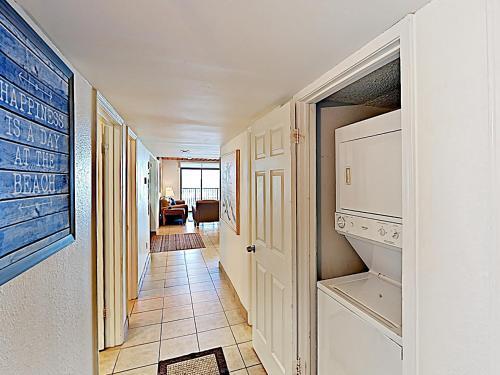 Apartamento New Listing! Beachfront Bliss With Pools & Sauna Condo