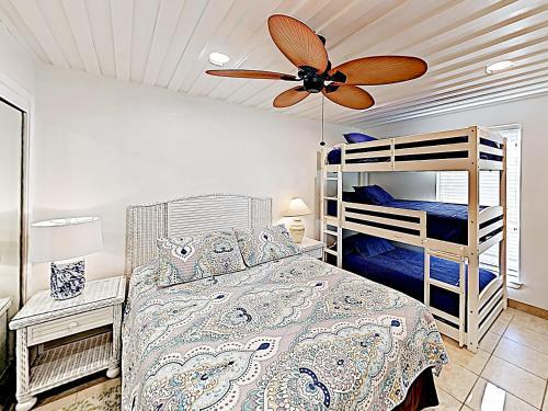 Apartamento New Listing! Beachfront Bliss With Pools & Sauna Condo