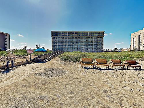 Apartamento New Listing! Beachfront Getaway With Epic Gulf Views Condo