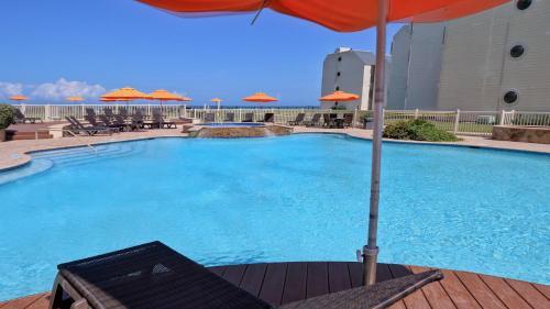 Panoramic Bayview! Spacious 10th Floor Condo Beachfront Resort, Shared Pools & Jacuzzi Pet Friendly
