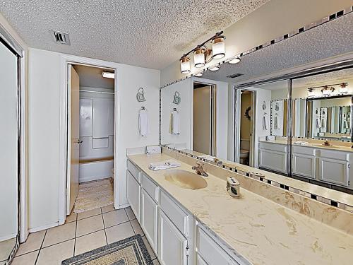 Apartamento New Listing! Stately Beachfront Condo With Gulf View Condo