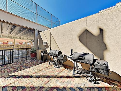 Apartamento New Listing! Stately Beachfront Condo With Gulf View Condo