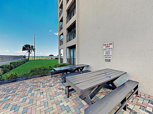 Apartamento New Listing! Stately Beachfront Condo With Gulf View Condo