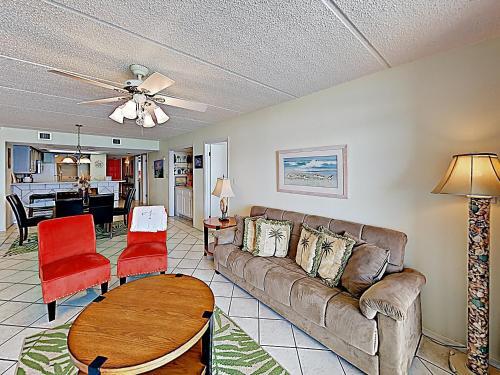 Apartamento New Listing! Stately Beachfront Condo With Gulf View Condo