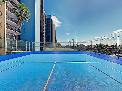 Apartamento New Listing! Stately Beachfront Condo With Gulf View Condo
