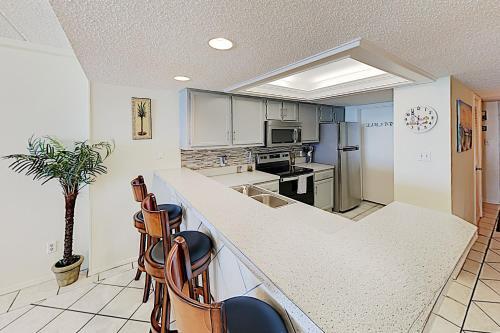 Apartamento New Listing! Stately Beachfront Condo With Gulf View Condo