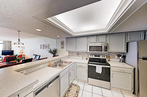 Apartamento New Listing! Stately Beachfront Condo With Gulf View Condo