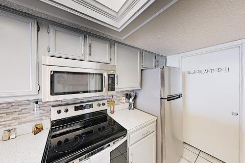Apartamento New Listing! Stately Beachfront Condo With Gulf View Condo