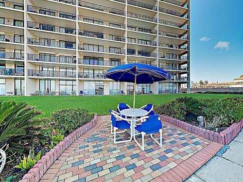 Apartamento New Listing! Waterfront Condo With Upscale Amenities Condo