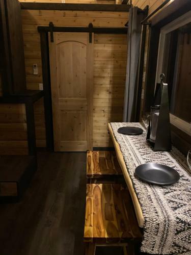 Villa Tiny Home W/ Cliff View Hot Tub Back Yard Garden
