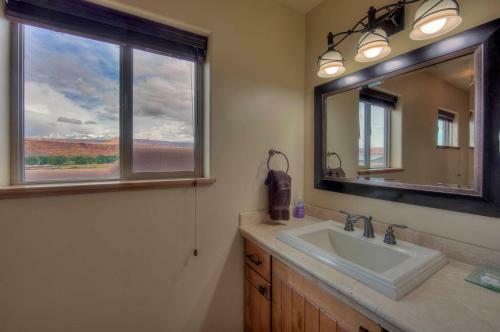 Sg2 -15 Minutes From Arches Park - Wrap-around Deck With Views!