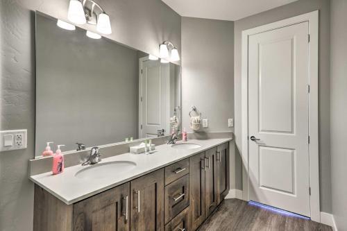 Luxury Downtown Moab Townhome With Pool Access!