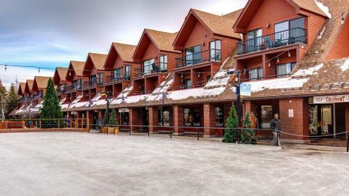 Village Loft 2 Bedroom Ski-in Ski-out!