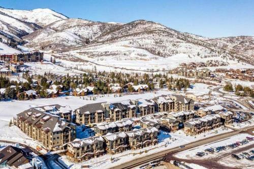 Pristine Condo On Golf Course And Walk To Gondola