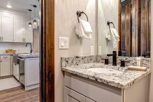 Pristine Condo On Golf Course And Walk To Gondola