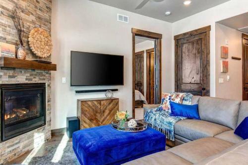 Pristine Condo On Golf Course And Walk To Gondola