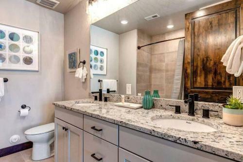 Pristine Condo On Golf Course And Walk To Gondola